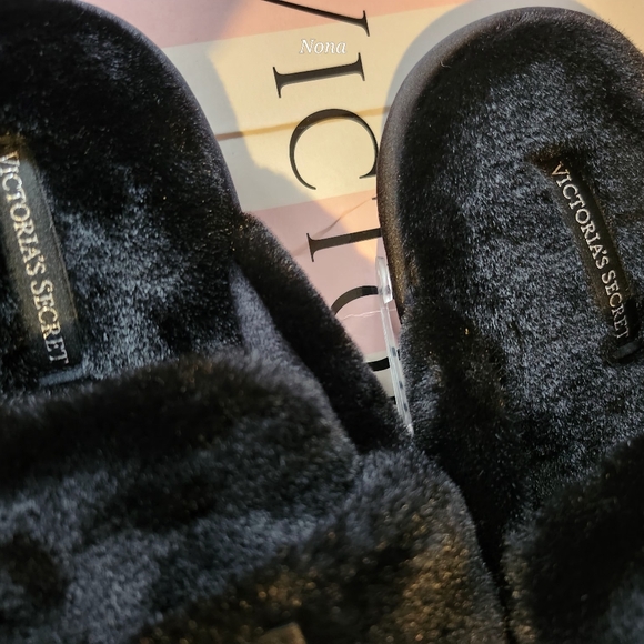Victoria's Secret Black Slippers with Logo size Small NWT - Picture 5 of 6